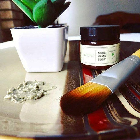 Morning Minerals Eye Mask jar with a brush, a five-minute de-puffing eye mask